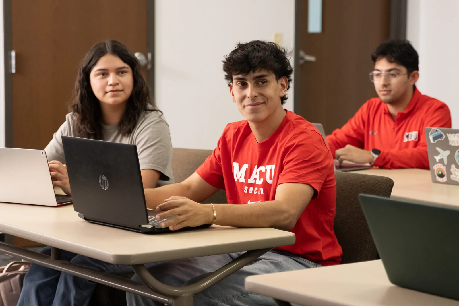 MACU student with laptop.